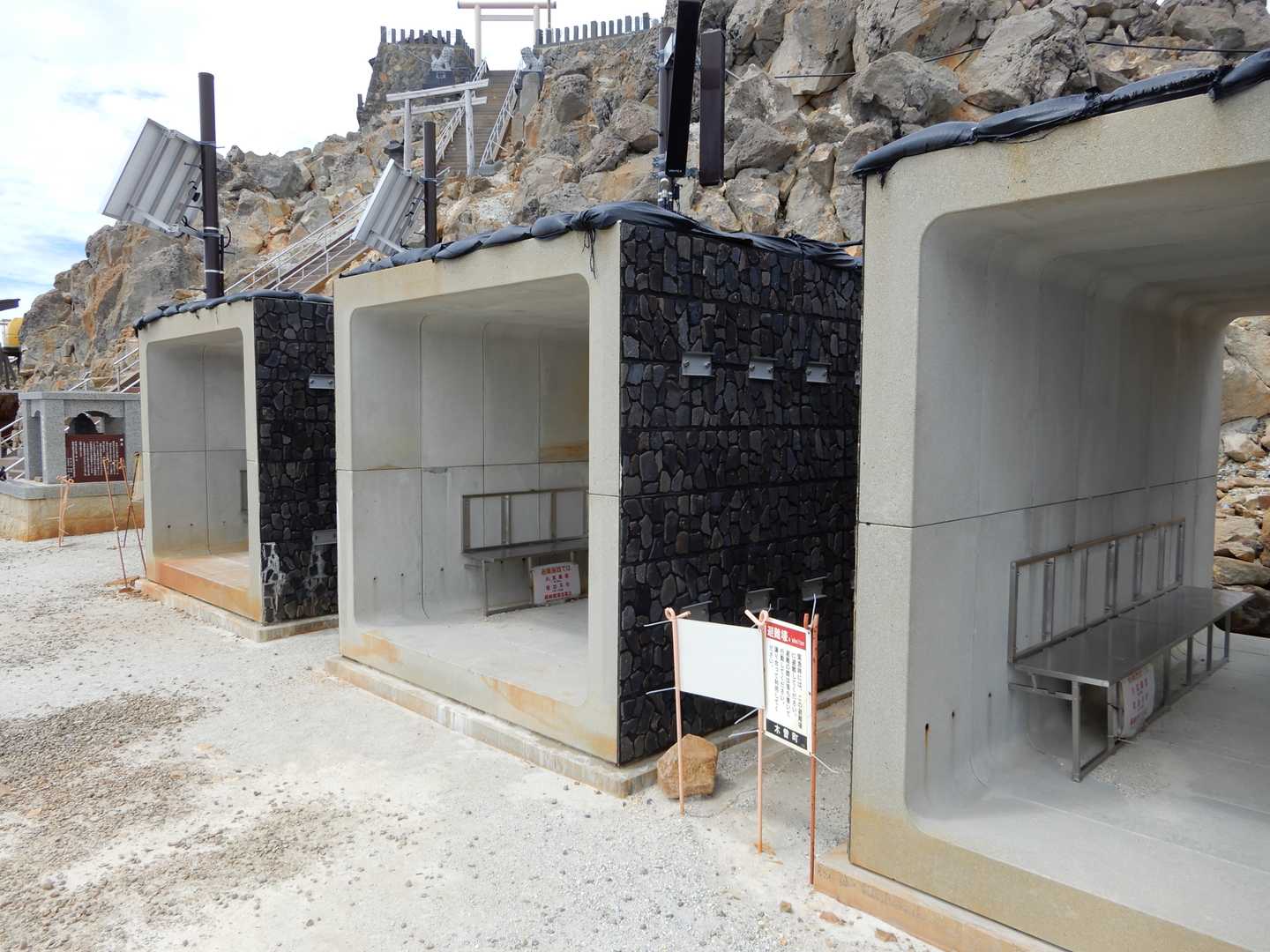 頂上直下にはシェルターと