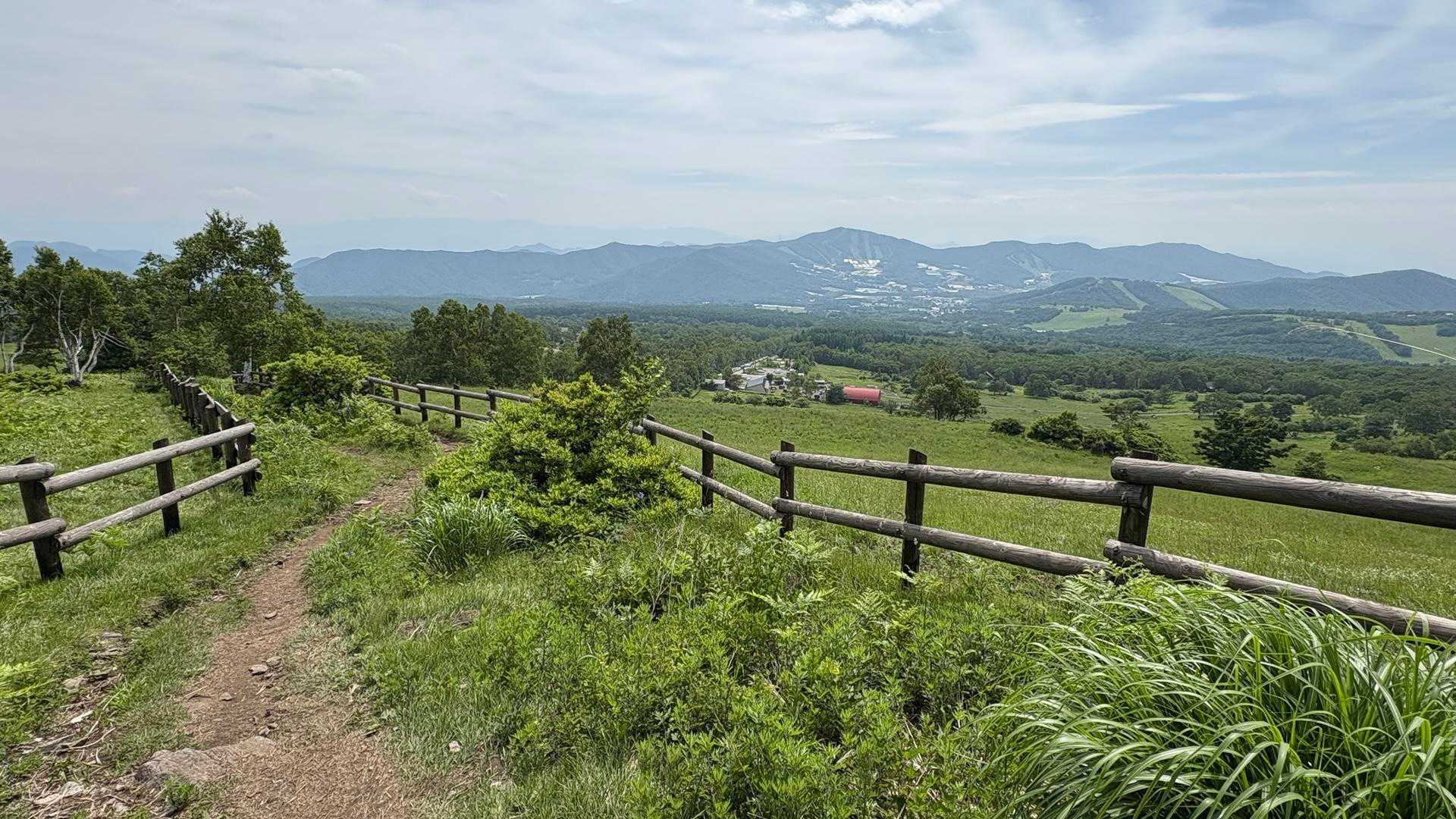 駐車場が見えてきた！下山したらアイス食べよっと