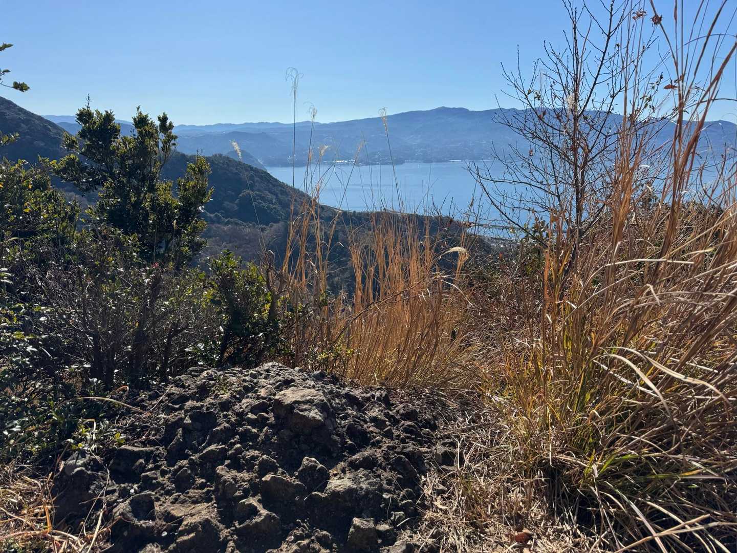 岩に座ってお昼休憩
海の向こうに見える山は達磨山⛰️