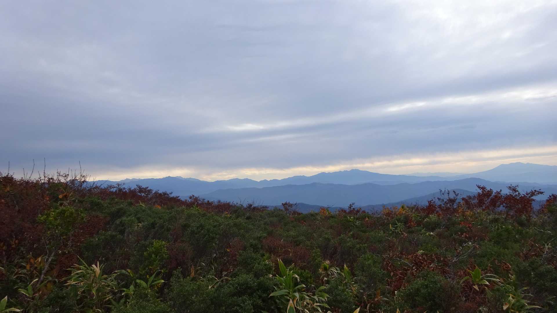 槍ヶ岳～御嶽山が見えてきた