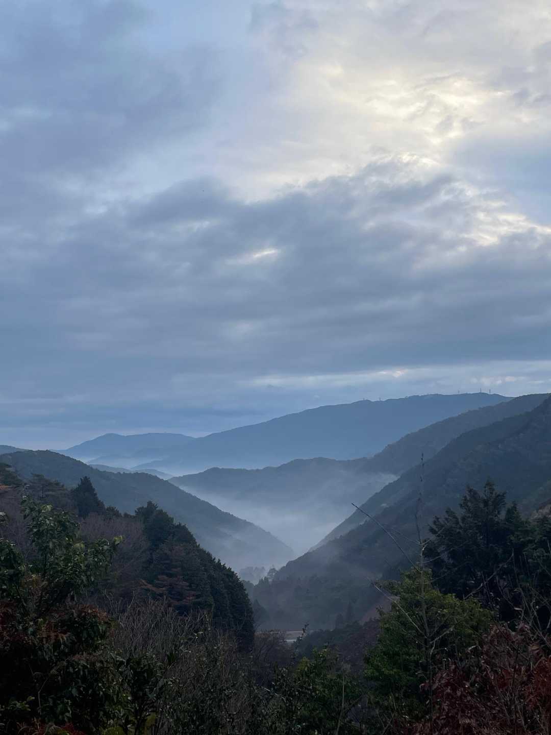 山の中腹に雲がかかって神秘的