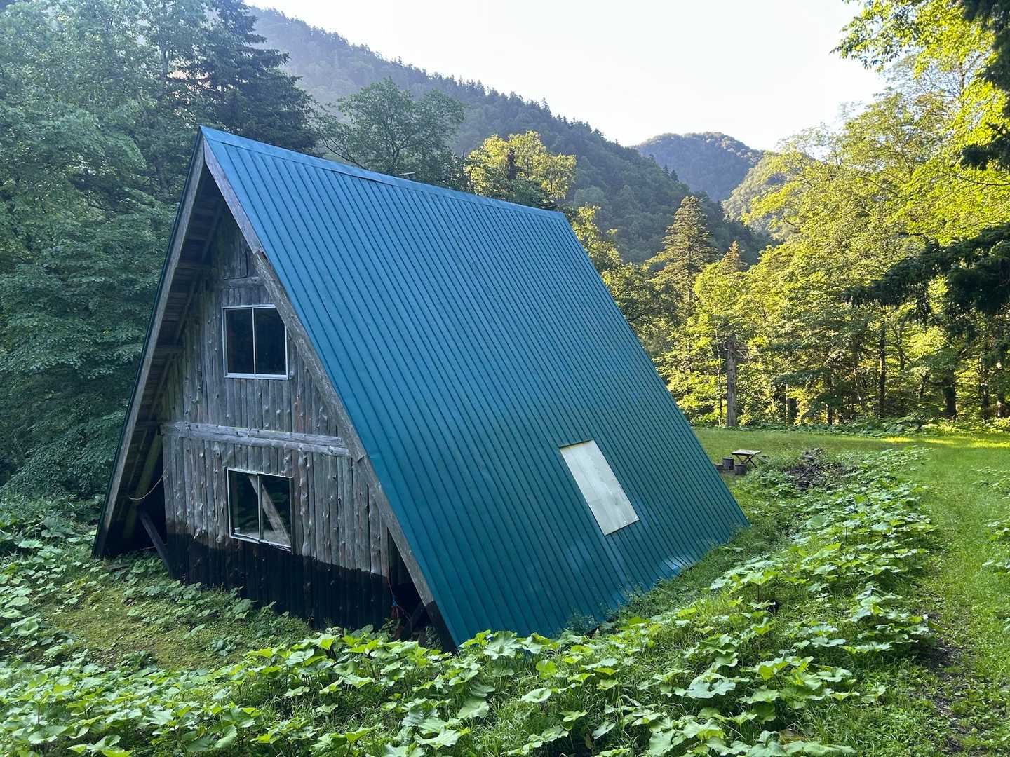 この屋根、1枚の長いトタンでした！