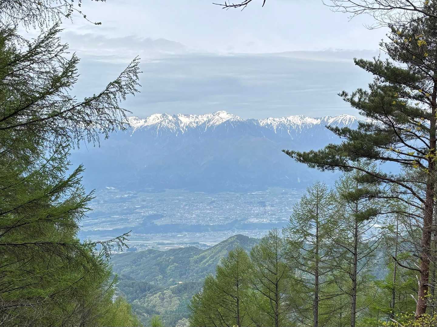 再び見晴らしの丘にて中央アルプス。真ん中は空木岳
