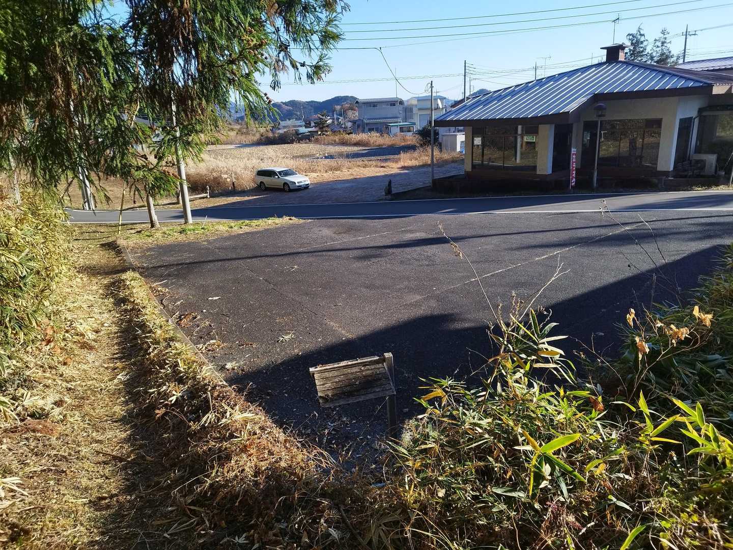 写真のとおり、道のあちら側が駐車場。
紛らわしいのですが手前のアスファルトは、違うようですw