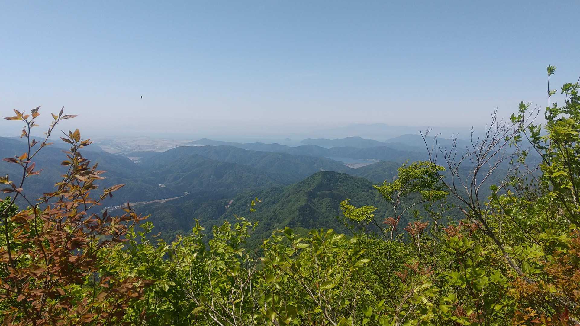 この日は余呉湖、琵琶湖、竹生島まで見通せました。