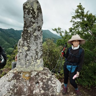 頂上は外国からの登山客で一杯でした