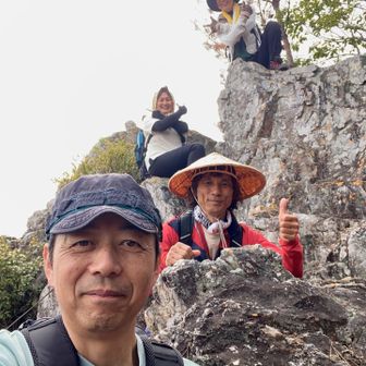 岩場で記念撮影。