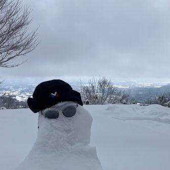 丁度良いかんじ雪塊がいたので⛄️
帽子とサングラス貸してあげた！
ちょっとチャラい？😎