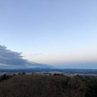 表参道見晴台から再びはるか彼方の筑波連山を眺めます
いつも普段この距離で見ていますから…雨引山や団子山あたりから見る筑波山がいかに大きく近く感じテンション爆上がりになるか…気持ちがお分かり頂けるでしょうか🤣

１１月頃から出張先にも関わらず無理やり時間つくってリハビリしていた効果が現れたか、ここまで歩いてもまだ限界にはきていないようで特に一番心配していた脚がまだ機能しています🦵
今なら筑波連山再踏破も可能かもしれない…また挑戦したいなぁ筑波連山🤔最低でもその位歩けないといつまで経っても宿題が終わらない💦
（自分で自分に出した宿題ですけどね🤣）