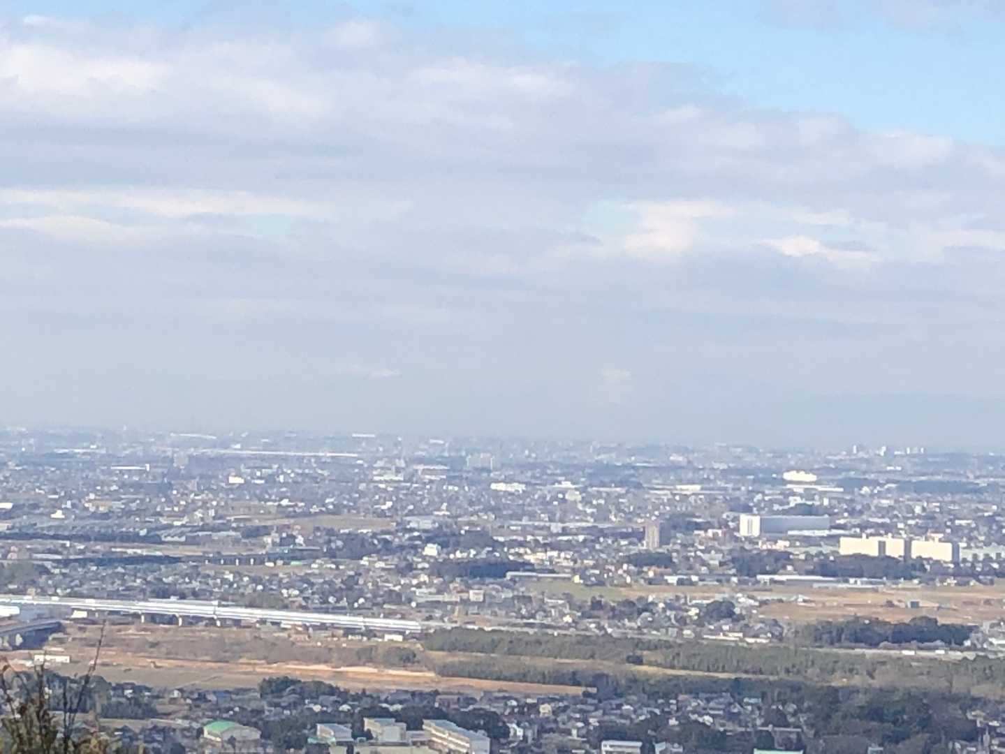 展望台から岡崎平野。
向こうにうっすら伊吹山。
