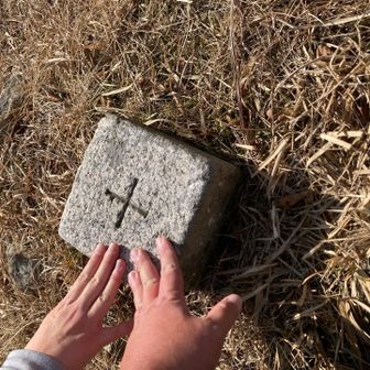 一等三角点だ〜！手でタッチ〜！