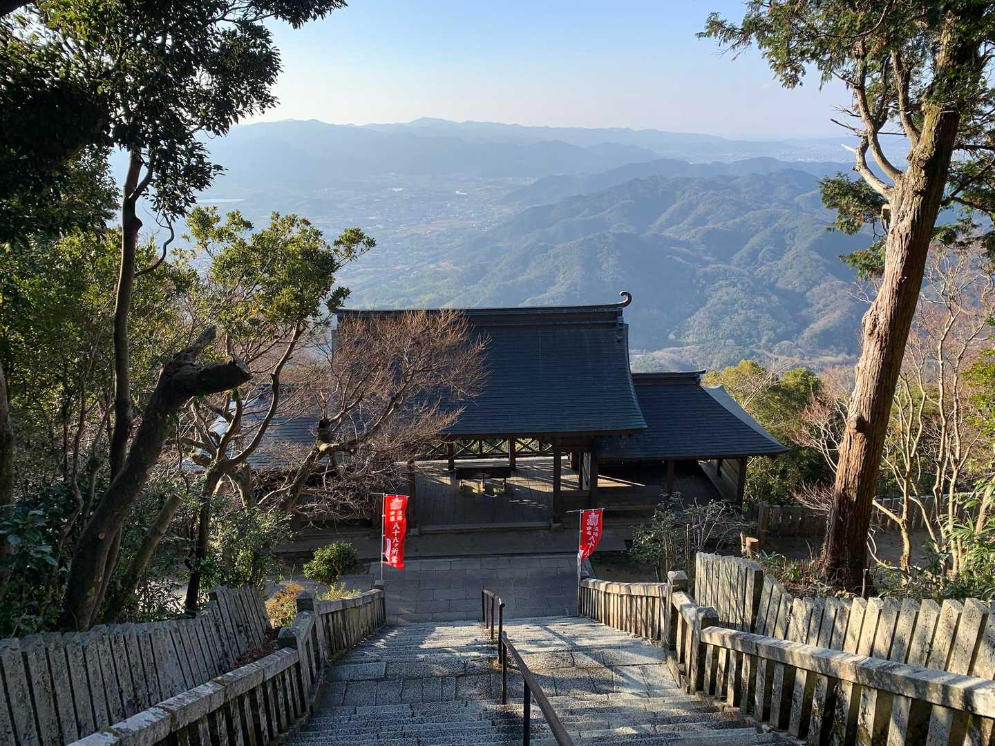山門から休憩舎を見下ろす。その先には雄大な淡路の風景。洲本八景にも選ばれています。