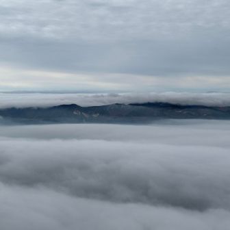 ニセ金庫岩手前で、ガスが晴れてきました。
山頂部はガスが抜けてました。