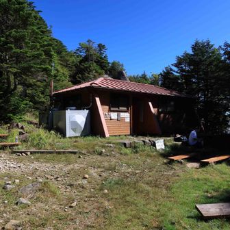 山頂をさらに進むと避難小屋
地形図ではこちらが山頂
バイオトイレもあり
さすが本州の 100名山