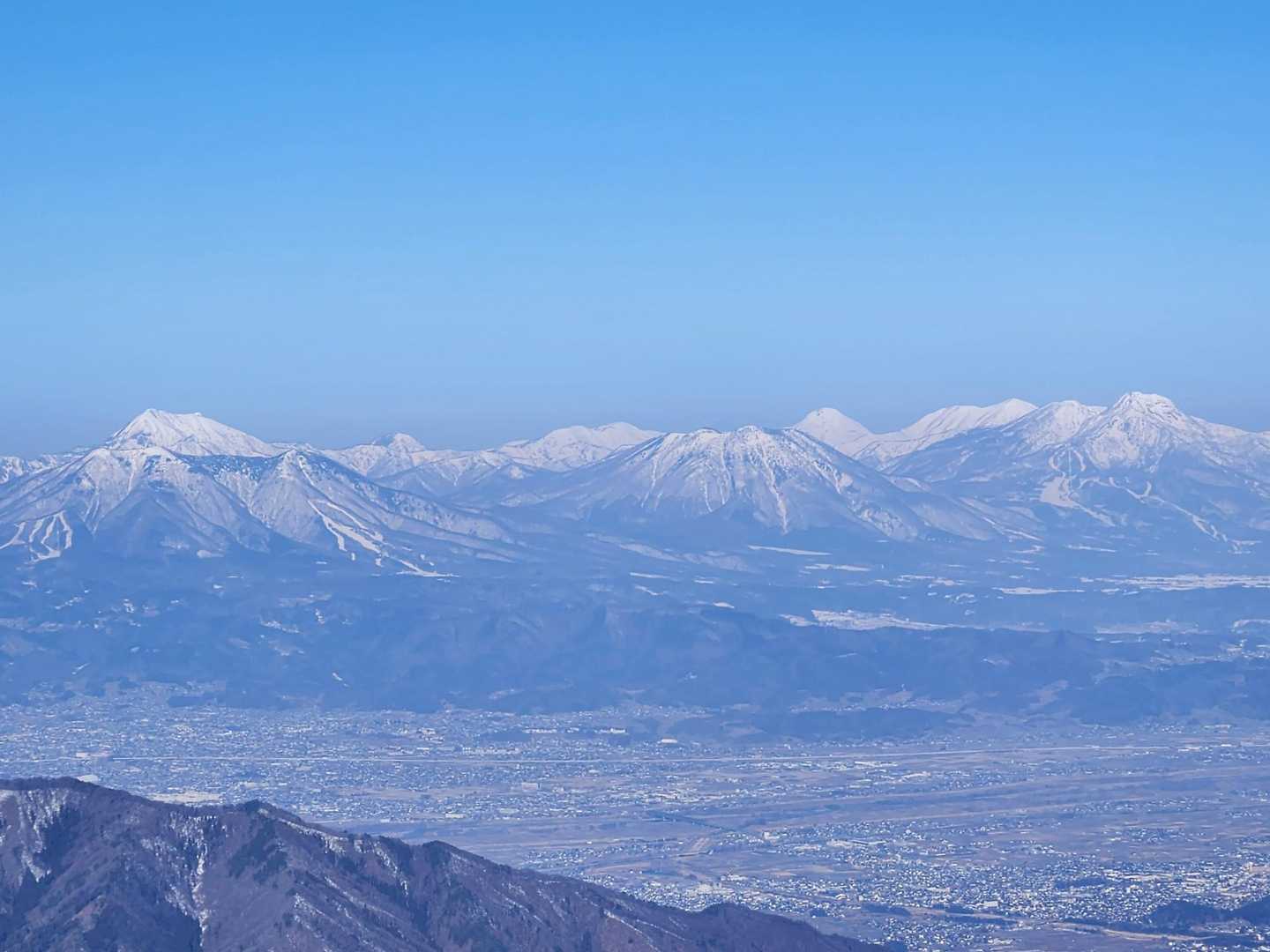 左端の飯縄山の奥　高妻山
　　高妻山の右のとんがり　金山

真ん中手前は　黒姫山
　　左　雨飾山
　　右　焼山

黒姫山の右なだらかな山は火打山
　　右端に　妙高山