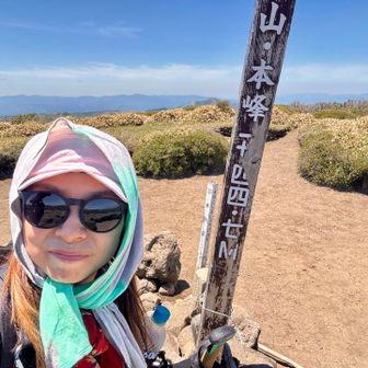 ほんとはここまでのはずが、北峰まで。。。
北峰行くまでの道は直登にアスレチックスにもうパニック🫨
背の高い男性とかは常に中腰だから結構きついし、登り返すと思うと心が折れる😭