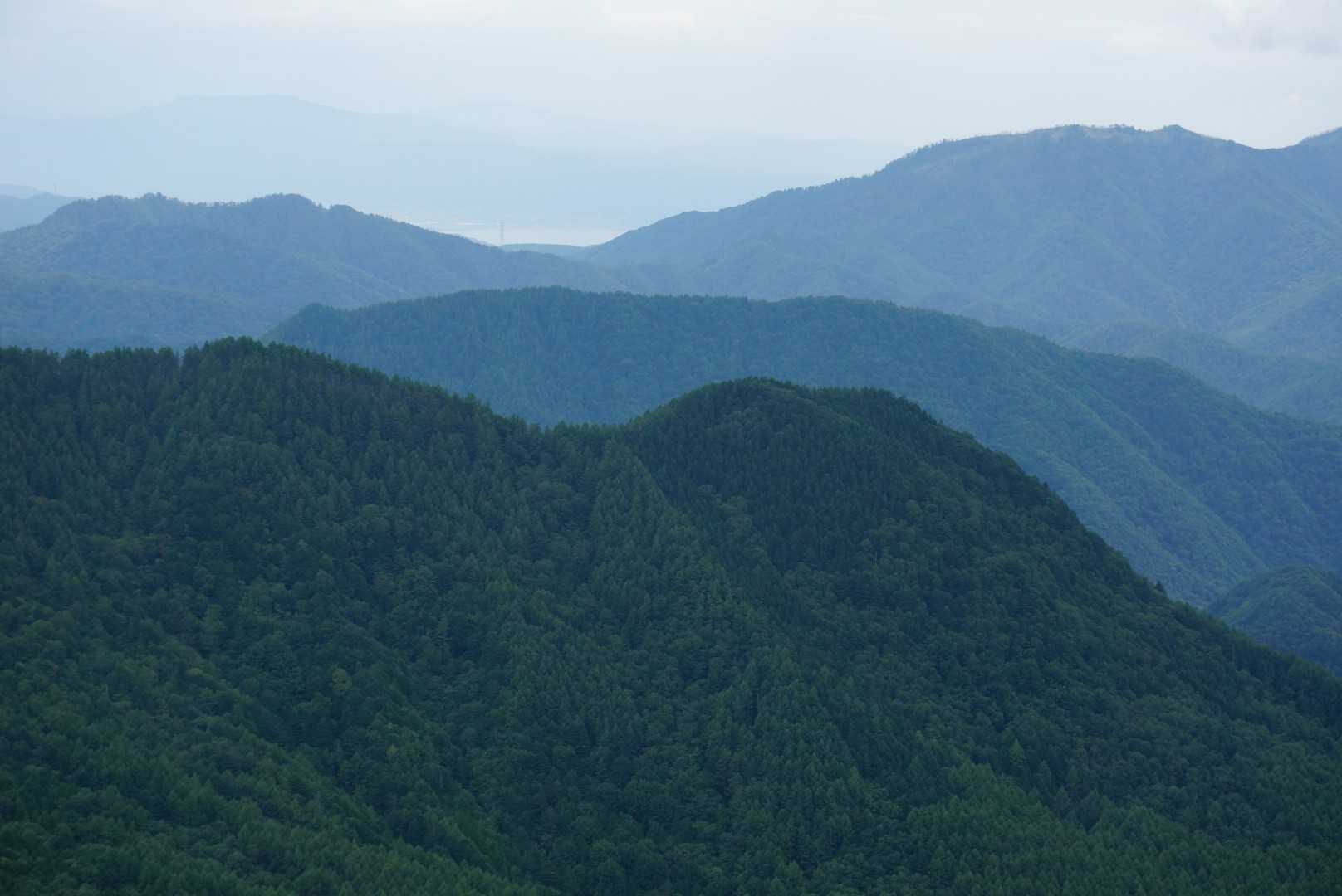 かろうじて諏訪湖が見える