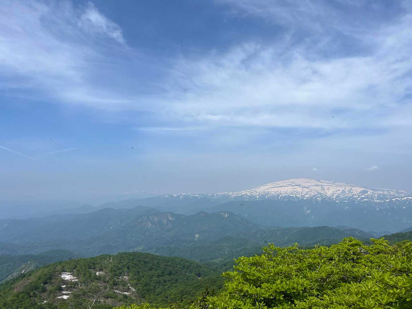 見えづらいのですが、月山の左手に朝日連峰。肉眼では飯豊連峰もわずかに見えました。