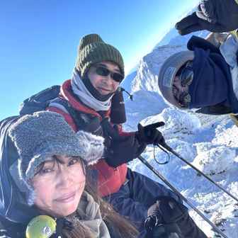 爆風過ぎで、さ、さ、さぶい🥶🥶🥶
凍りついた笑顔の3人と1匹。

奥之院まで行く予定でしたが、ピストンで下山‼️