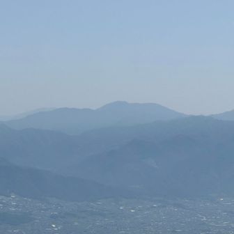中央の奥が三ツ峠山？👀