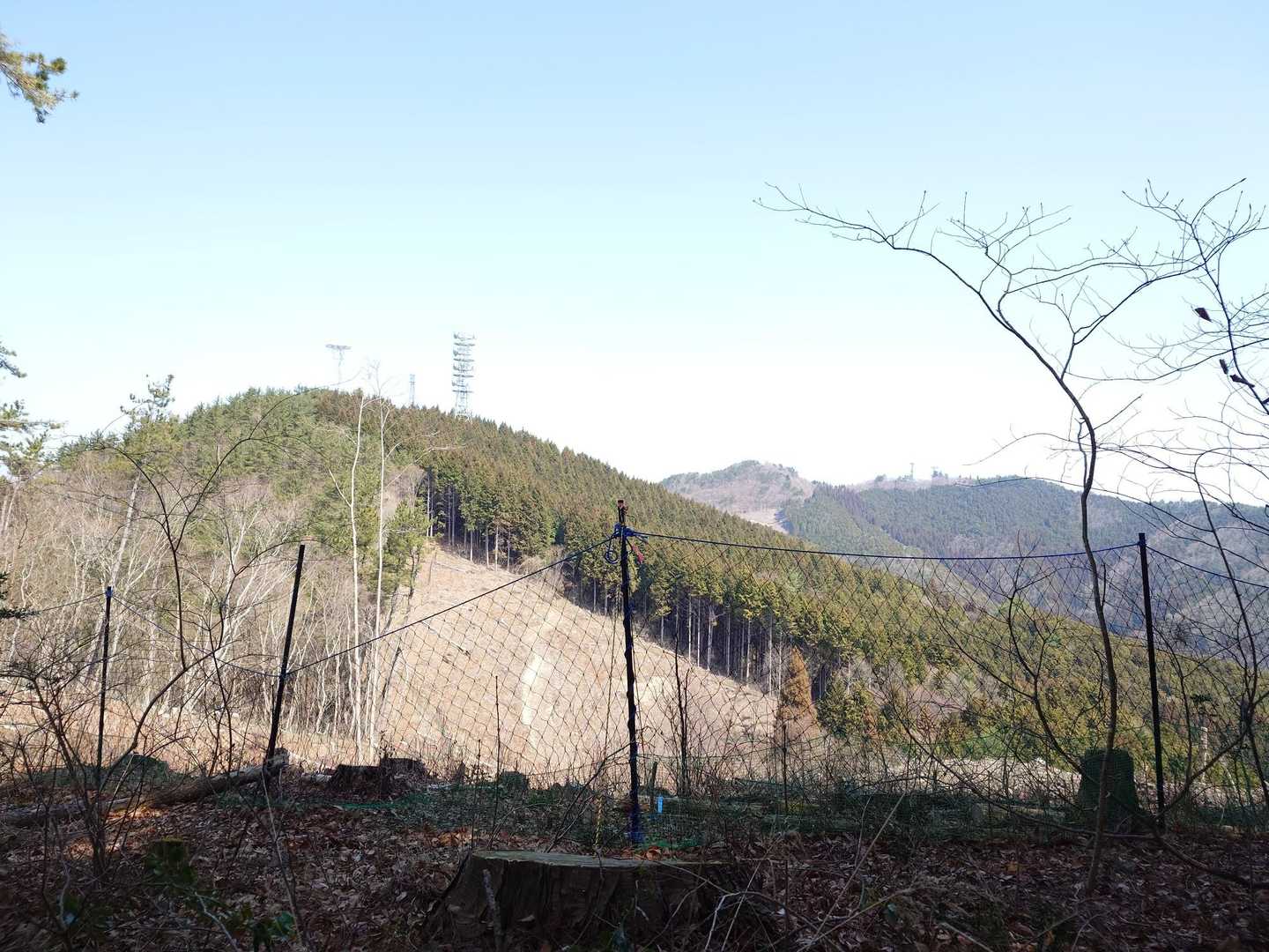 鉄塔の山が二つ
「あそこまで行くんかい❗️」