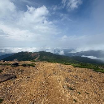 熊野岳山頂の西側はまだ晴れてましたが、月山とか鳥海山は見えず。
低い雨雲がこっちに迫ってるのが見えます⛈️