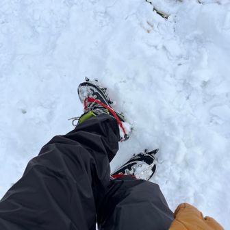 トラバースの足。山側はまっすぐ。谷側はつま先を下に向ける。