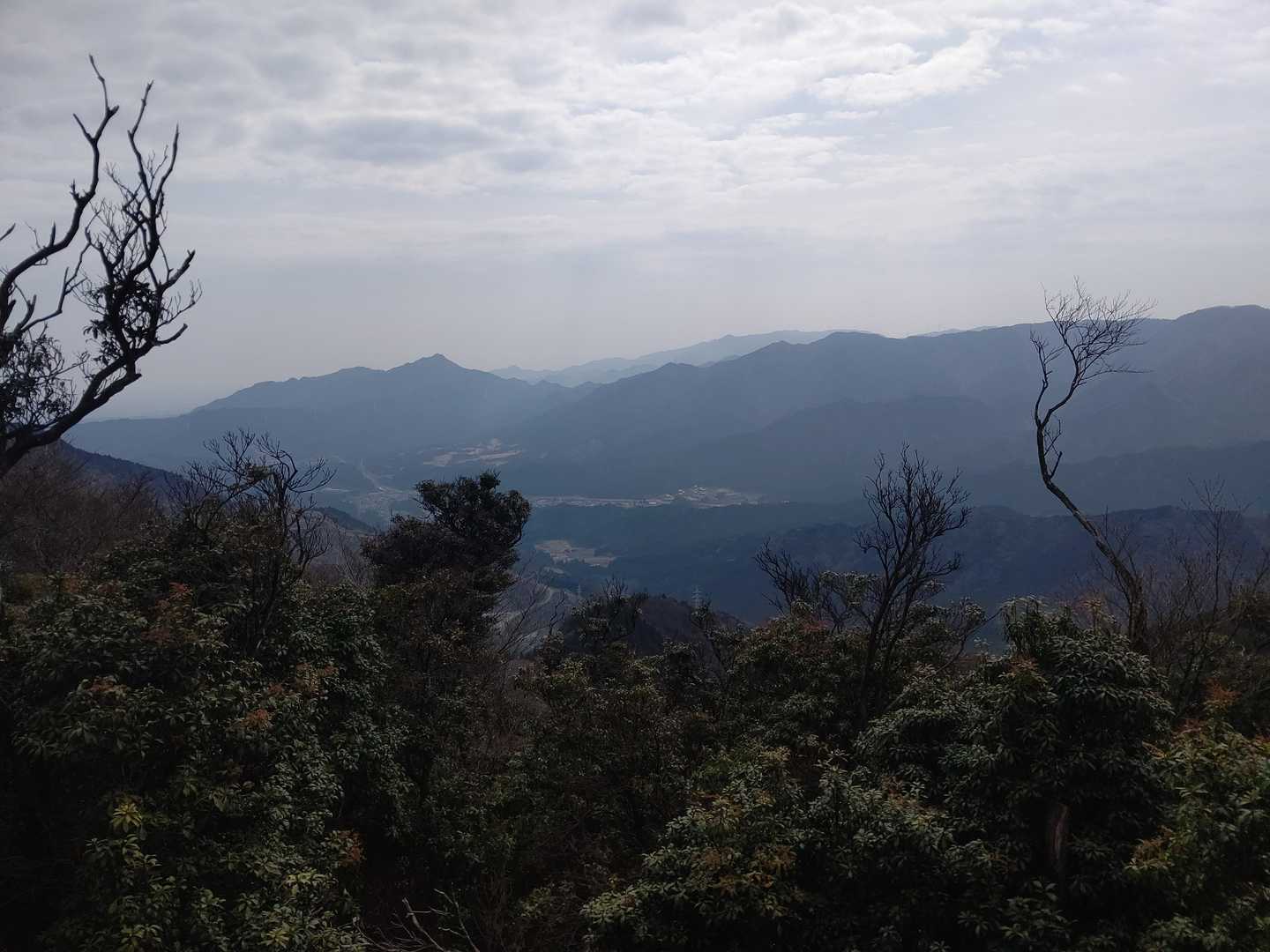 左に錫杖ヶ岳
右に霊山
奥に経ヶ峰

地味な山かと思ったら意外と眺め良かったです✨