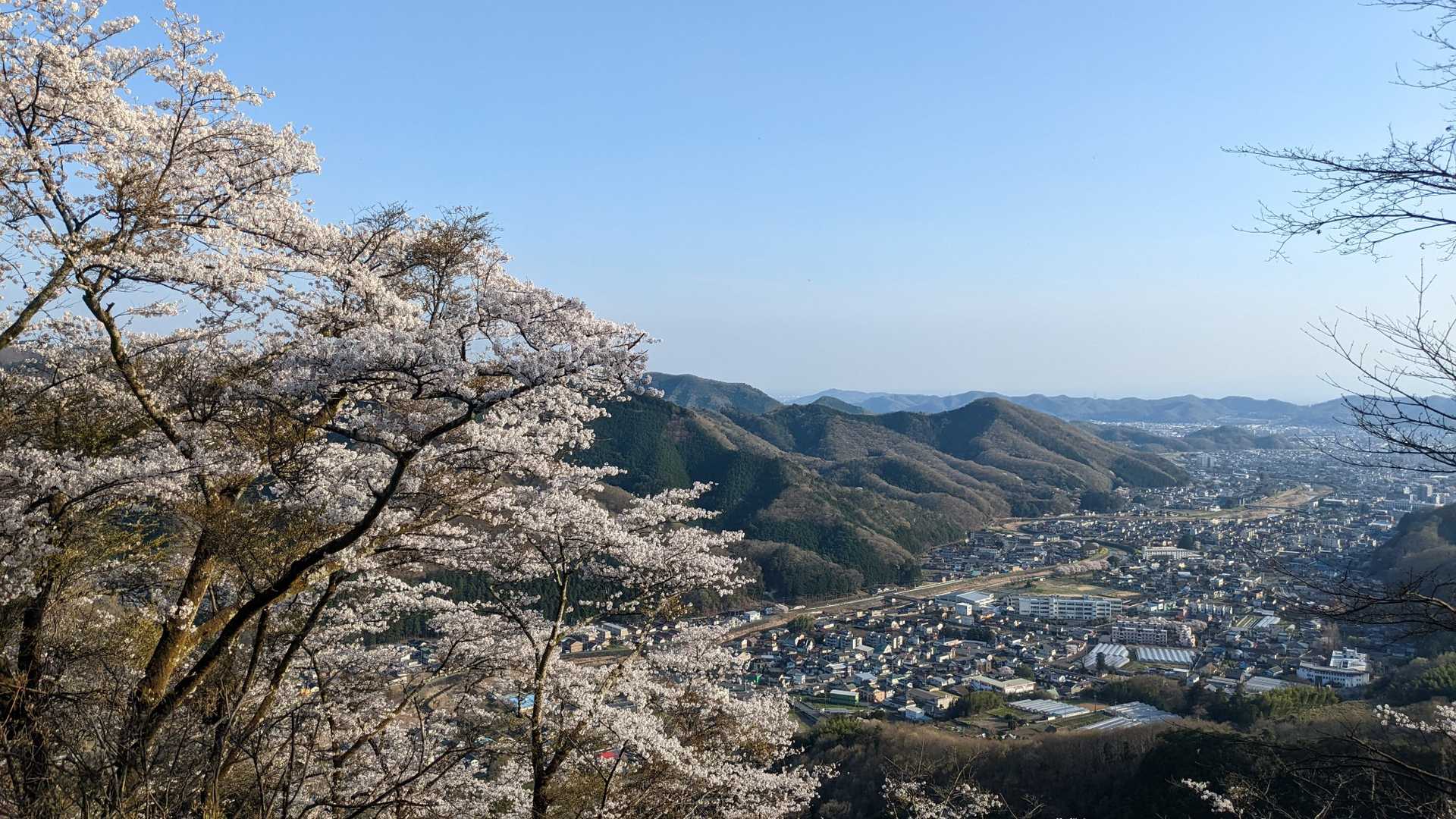 山頂からは桐生市街と周辺の山々が見えます。