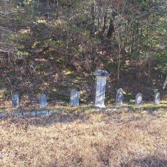 この石像の右へ行くと