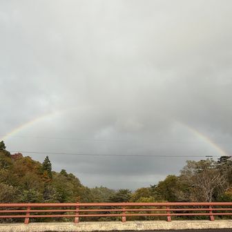 二重の虹🌈雨降ってきた