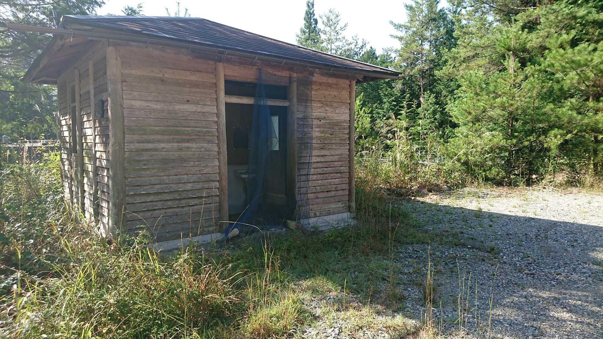 トイレありますが、ドア壊れてました