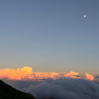 大町の方では雷雲が光ってました。
空にお月様。
風も無く、穏やかな夕暮れでした。