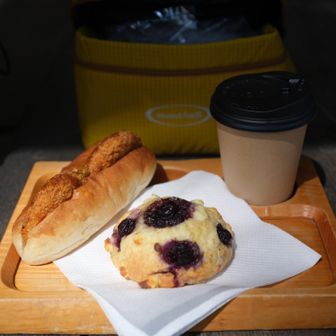 Re-encounterでブルーベリースコーンとコーヒーを注文。左のコロッケパンはcharmeさんで買ってきた。