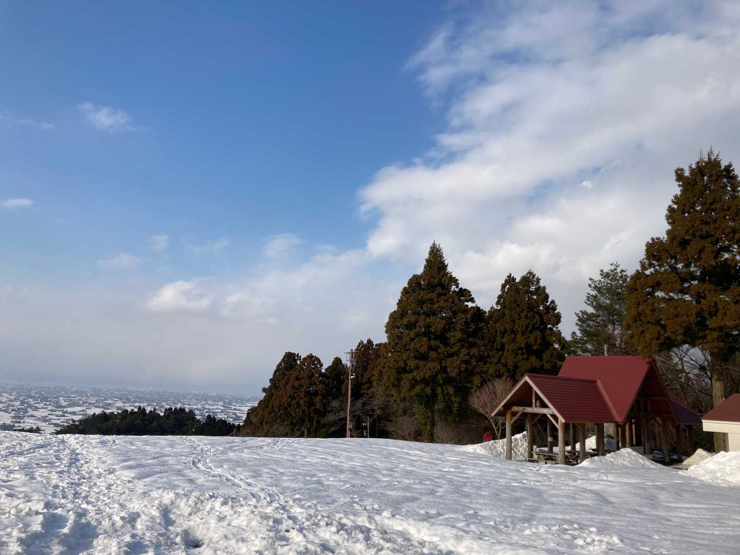 八乙女山 | 風鎮神事の里山、散居村越しに立山連峰を仰ぎ大杉が迎える頂の写真