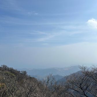 万三郎岳山頂付近からの眺望
富士山も見えるはずだが、春霞でよく見えない