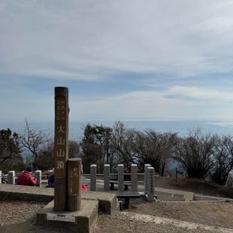 メインの山頂標識は一番上のエリアに建っていました
海がよく見えます。
