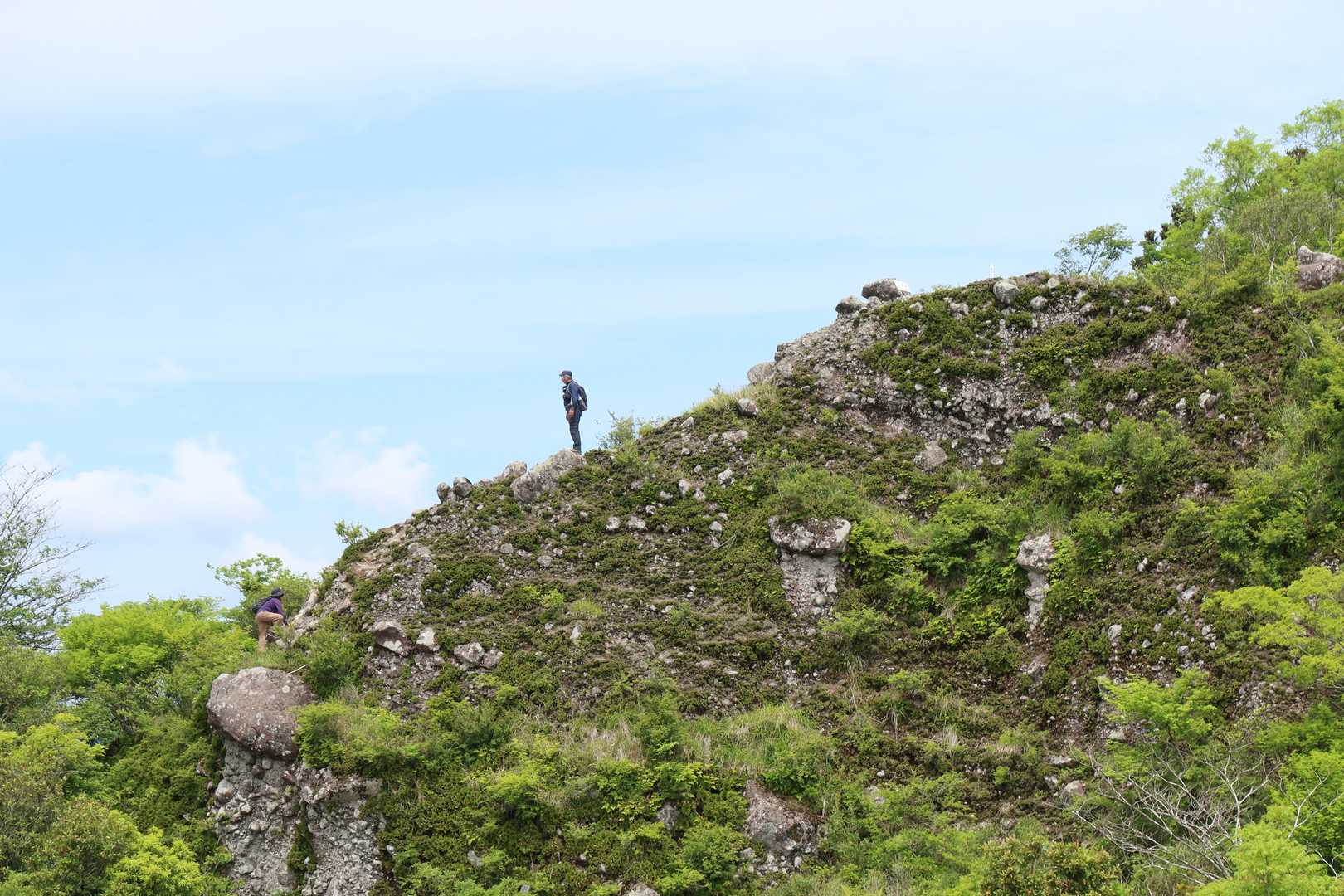 八方岳に立つ登山者。