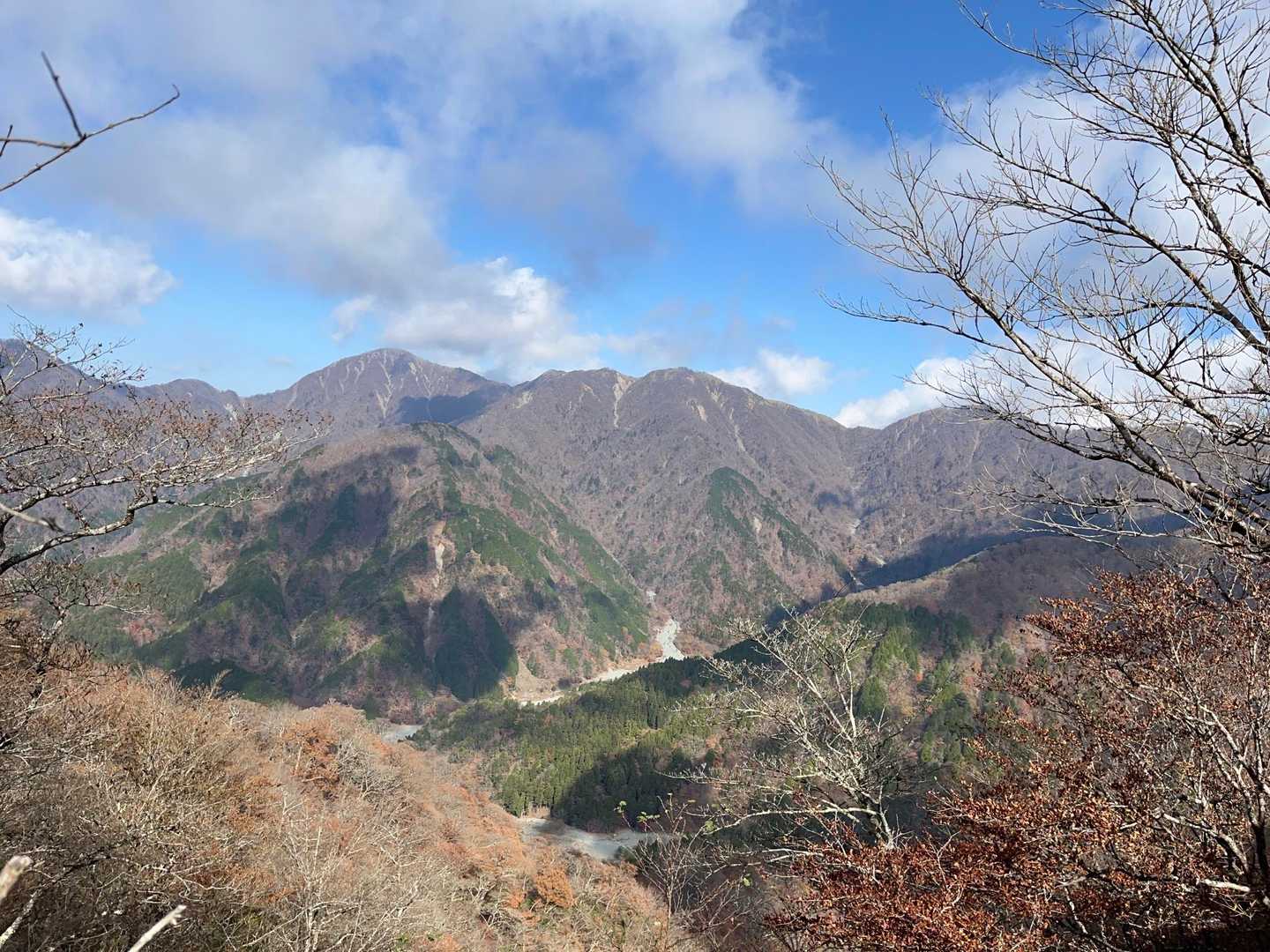 紅葉は残念でしたが、蛭ヶ岳や丹沢山が鮮やかに輝いていました😊