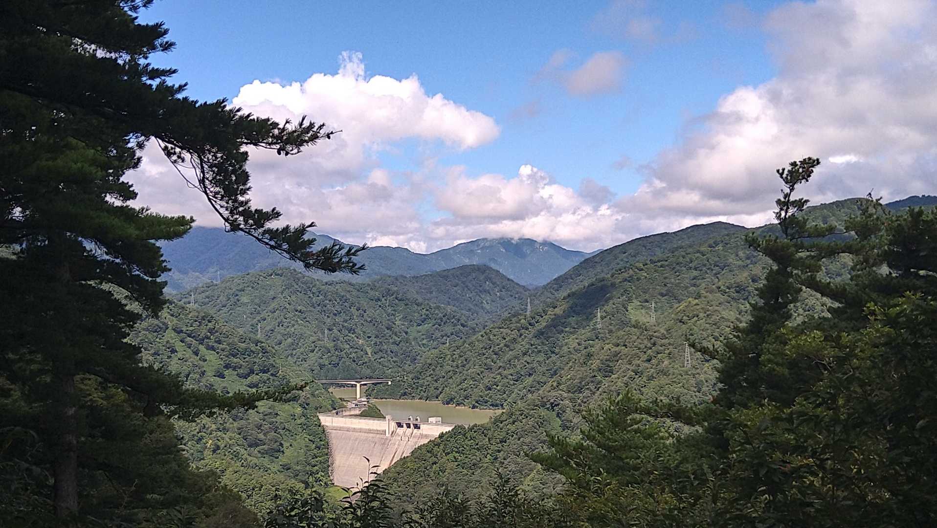 祝瓶山は山頂だけ隠れてます。
待てば雲が流れそうですが、蚊の攻撃に耐えられず下山