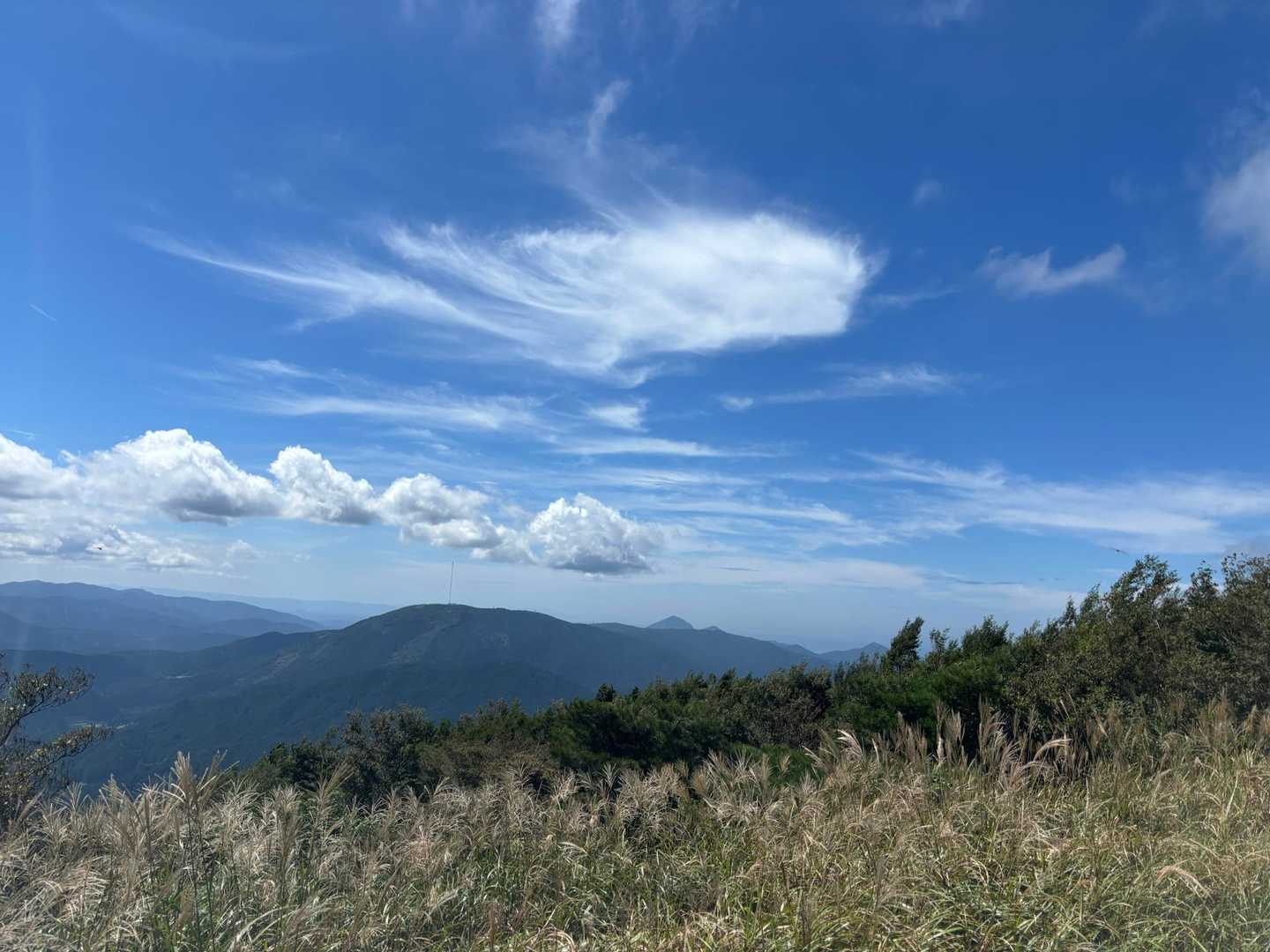 正面に羽金山、右のヤリみたいなのが浮嶽、その右が二丈岳、右はし木とかぶっているのが十坊山