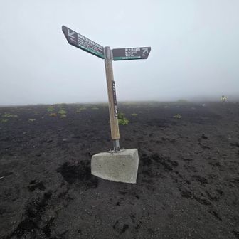 次郎坊まで1時間で到着、標高2000mで1000m下山できます。大砂走りの距離は3キロくらい。