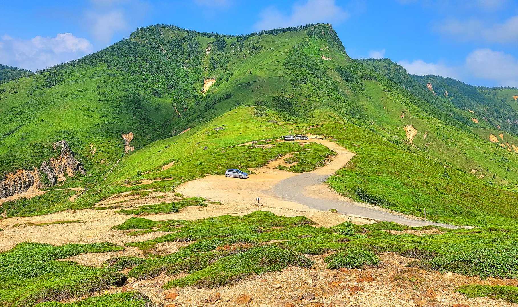 破風岳を背後に毛無山へ向かいます