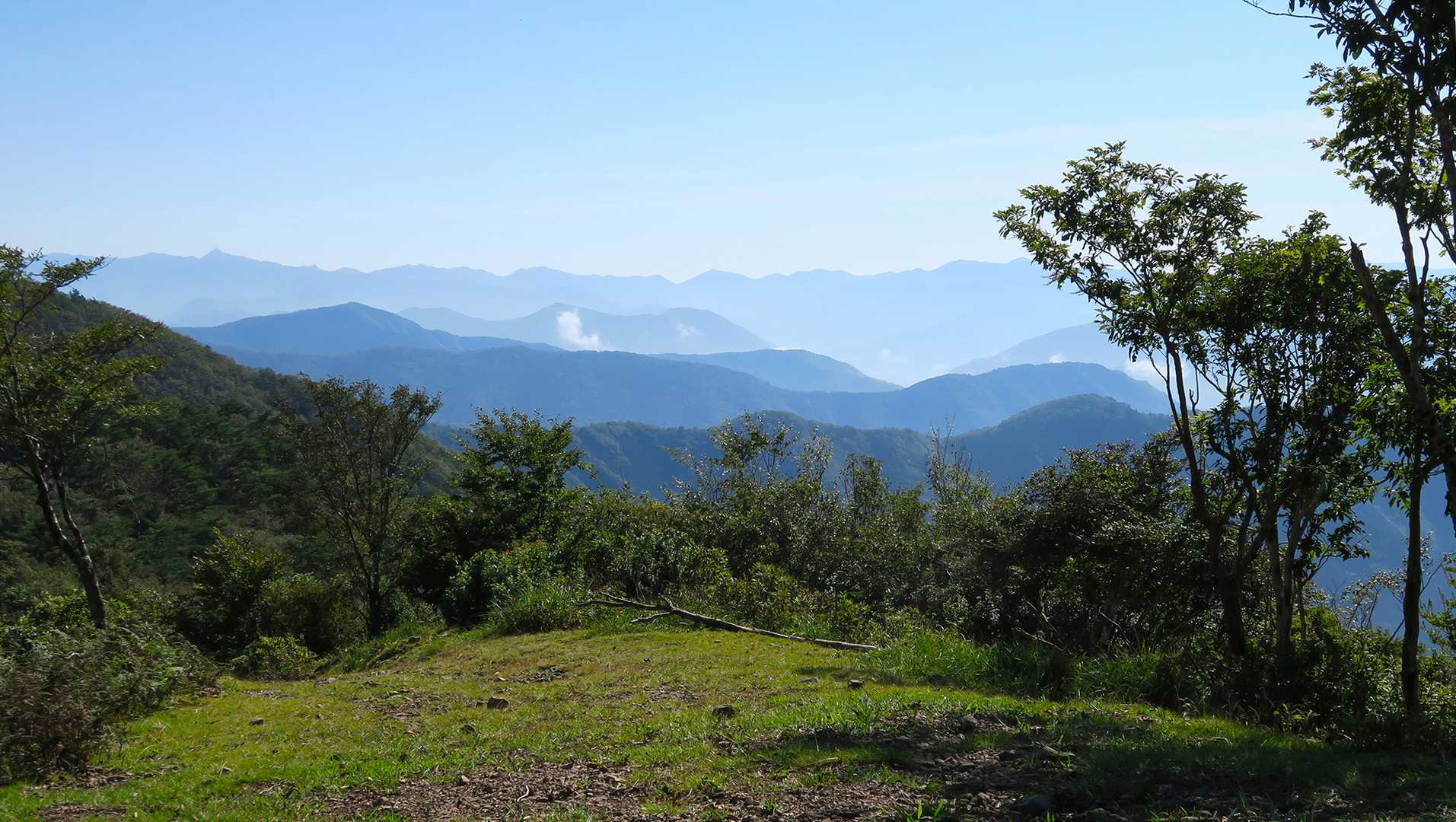 さあ、ここで休みなさい！と言わんばかりの景色　牛首山山頂付近