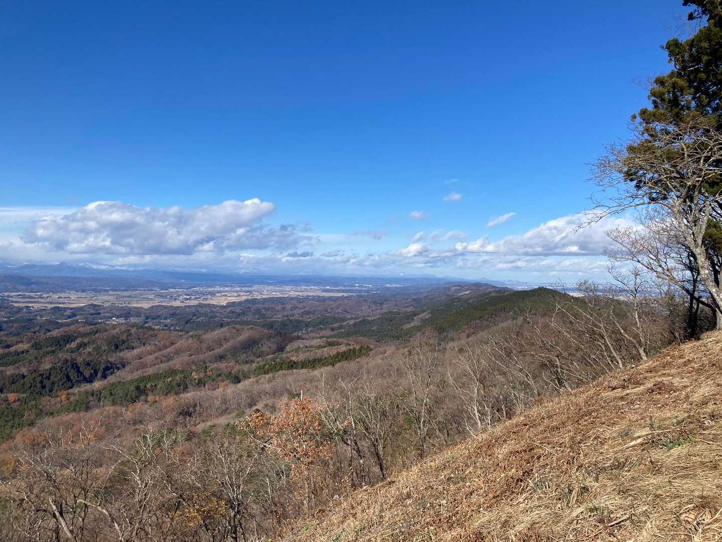 右の山塊が縦走して来たところ