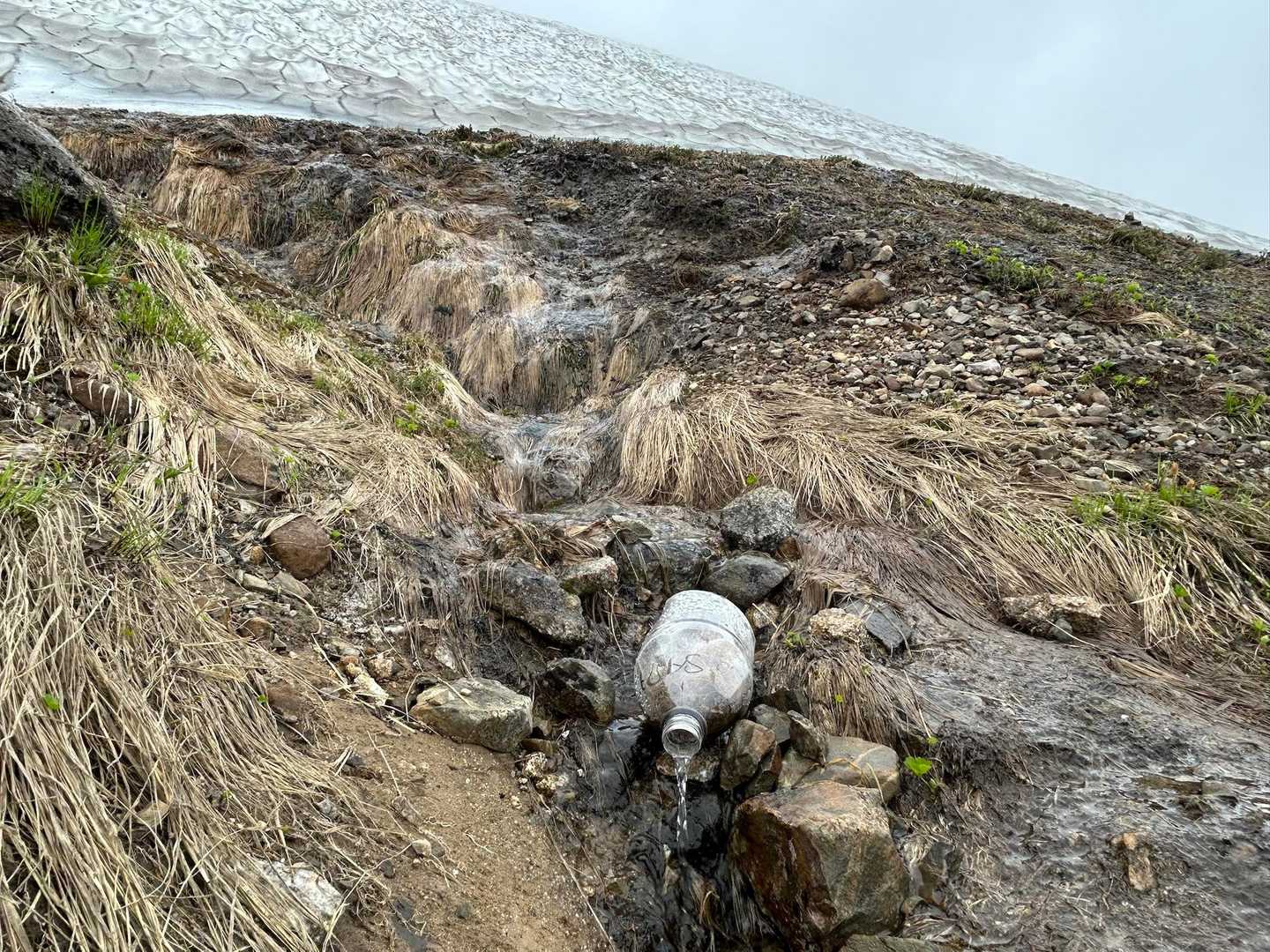 この先にある水場はまだ雪の下だそうで
雪解け水を濾過した水場でした👍