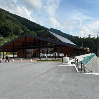 洞川温泉に到着。いつのまにか建て替わって綺麗になってるし、駐車場も広くなってる！
