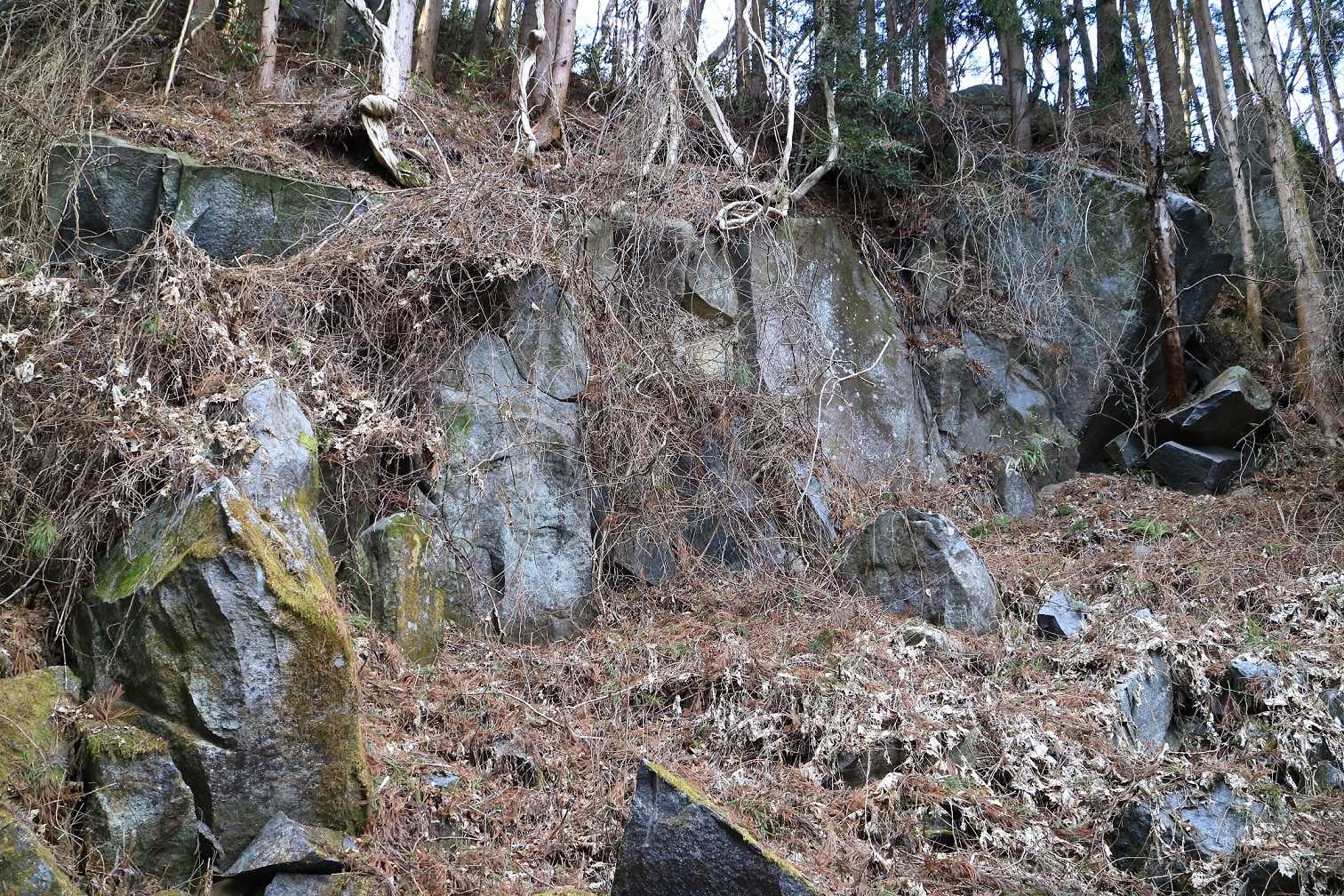 石を切り出したような跡。