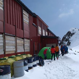 山荘前で今夜キャンプされるみたい。