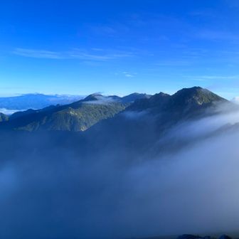 青空の下に姿を現した、空木岳から向こうの中央アルプスの山々や乗鞍岳